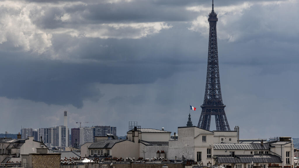 Soupçons d' »ingérence étrangère » après la découverte de cercueils au pied de la tour Eiffel