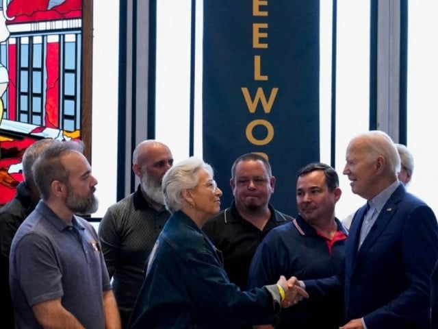 Biden et Trump se disputent les électeurs de la classe ouvrière dans le cadre d’une fusion imminente dans le secteur de l’acier