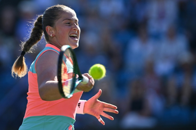 L’ancien champion Ostapenko remporte le premier match d’Eastbourne alors que Rybakina se retire