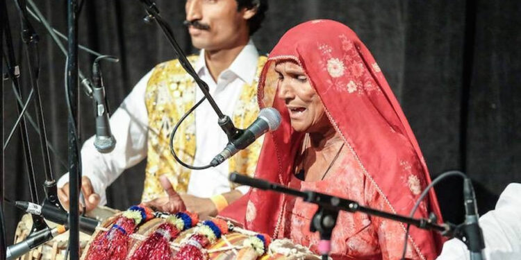 La chanteuse folklorique pakistanaise Mai Dhai brille sur le panneau d’affichage de Times Square