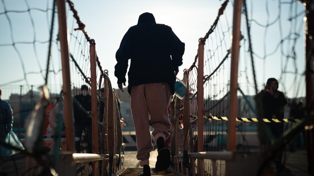 Le gouvernement Meloni envoie-t-il les migrants dans les villes italiennes gérées par la gauche ?