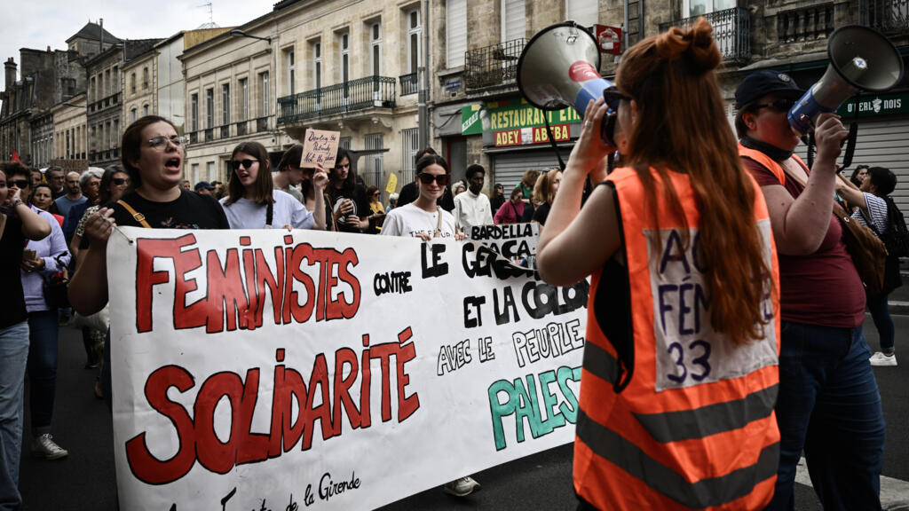 En France, des dizaines de milliers de féministes défilent contre l’extrême droite