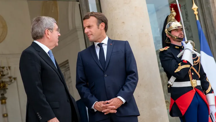 Le Président Macron rencontre le Président du CIO Thomas Bach au Palais de l’Élysée à Paris