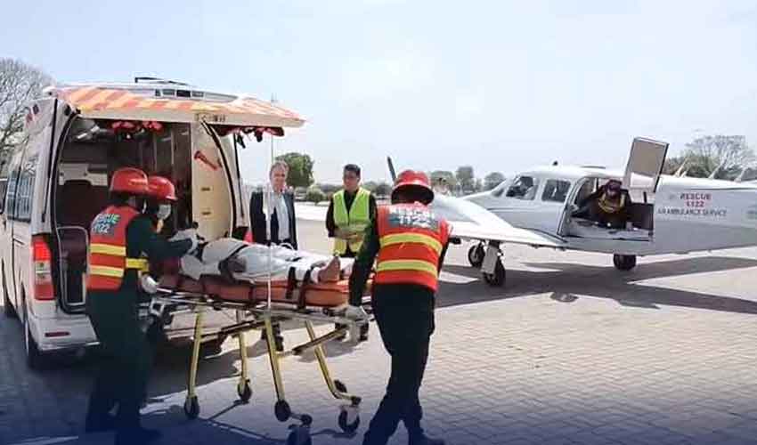 Le premier ambulancier aérien du Pakistan transfère avec succès un patient