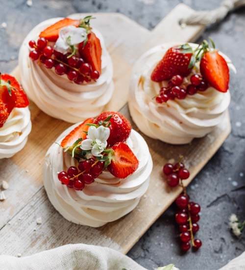 Savourez l’Élégance : Meringue Flottante dans la Crème Anglaise