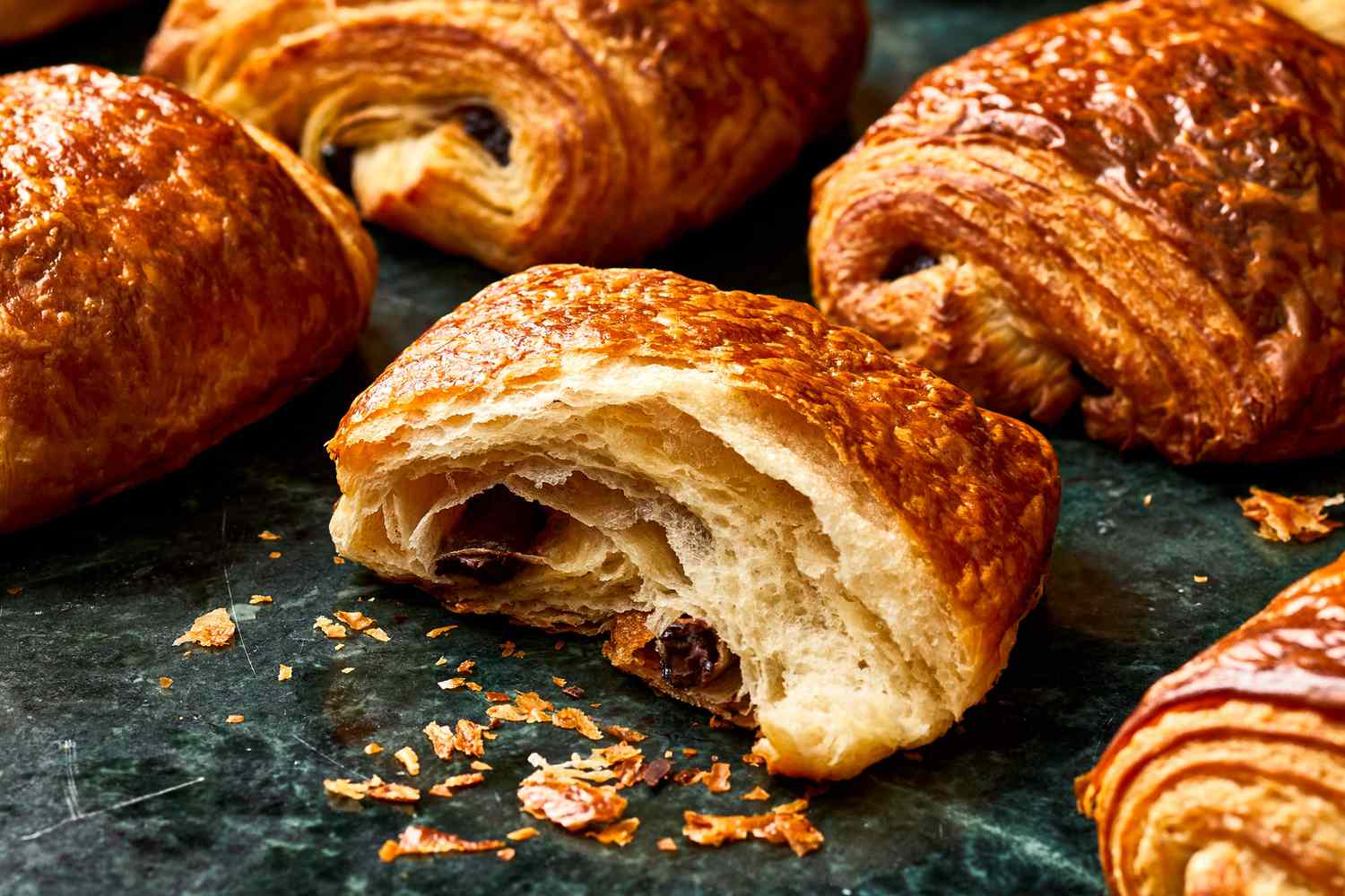 Découvrez l’Art de la Pâtisserie Française avec le Pain au Chocolat Maison