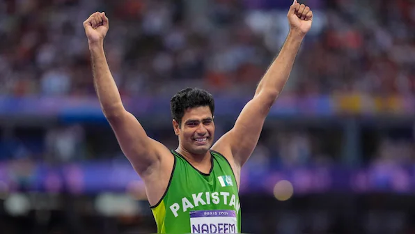 Arshad Nadeem fond en larmes après avoir remporté la médaille d’or olympique historique