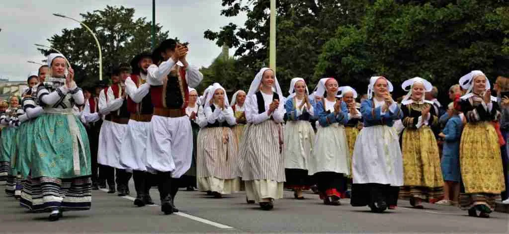 Le costume breton : un symbole intemporel du patrimoine breton