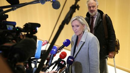 Marine Le Pen Jugée pour Détournement de Fonds Publics et Complicité de Détournement de Fonds Publics de l’UE