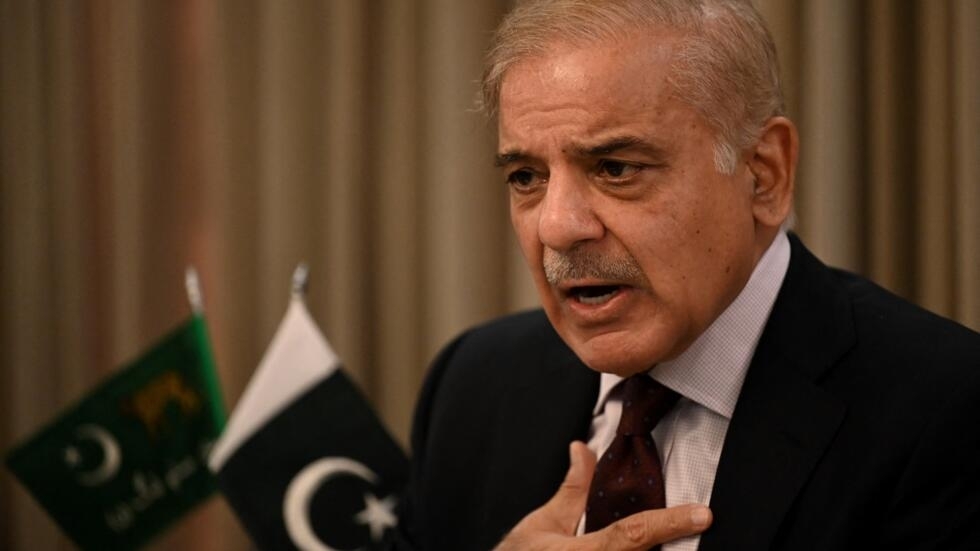 Le Premier Ministre Shehbaz Sharif décerne 2,5 millions de Rs au héros qui a sauvé une famille bloquée par les inondations au Baloutchistan