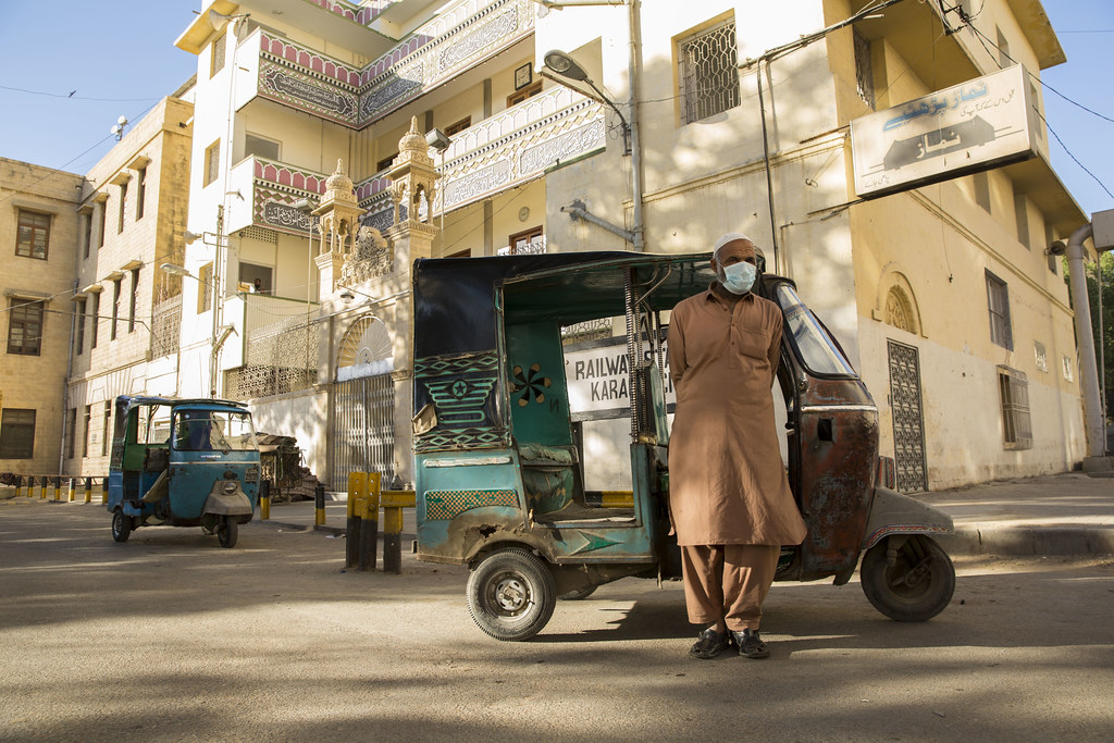 Un Chauffeur de Rickshaw Pakistanais Bat le Record du Monde Guinness de l’Inde pour le Plus Grand Nombre de Coups de Coude