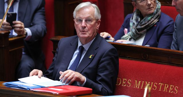 Le nouveau Premier ministre Michel Barnier fait face à une motion de censure, révélant la fragilité de son gouvernement