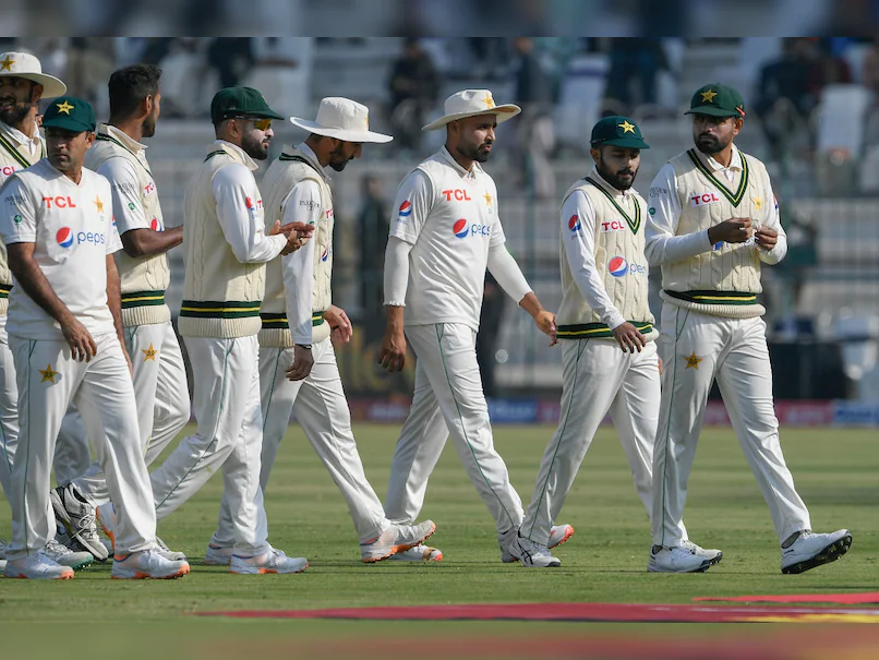 Le Pakistan marque 328-4 à la fin du premier jour contre l’Angleterre lors d’un match test palpitant