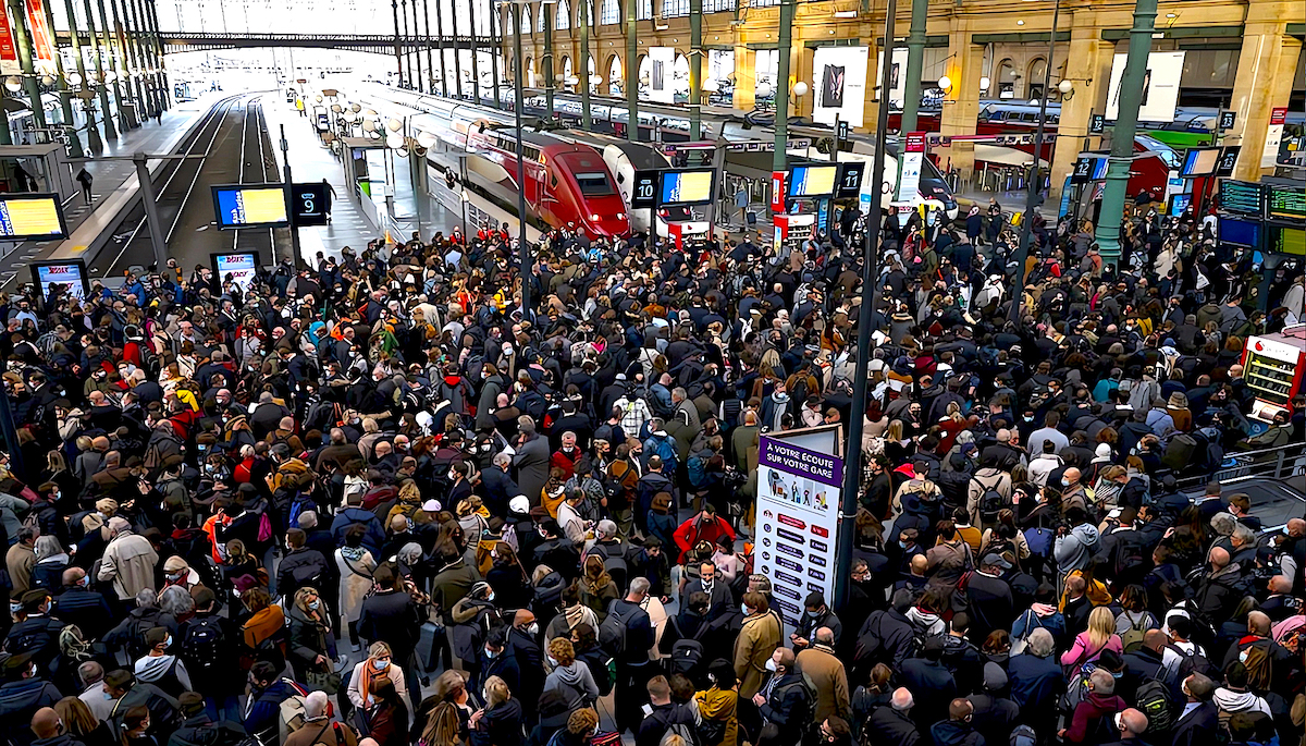 Les Syndicats Ferroviaires Français Menacent de Faire Grève Avant Noël